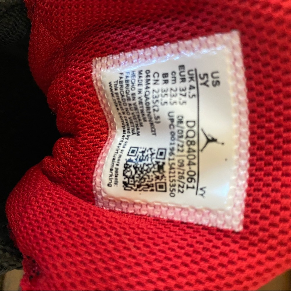 Jordan Max Aura 4 "Black/Gym Red/White" Grade School Boys' Shoe size 5Y